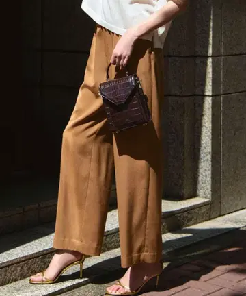 이번 시즌 신상 [23구 S 사이즈] 스웨디 새틴 와이드 팬츠