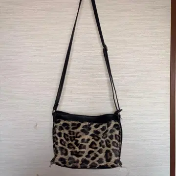 레오파드 무늬 숄더백