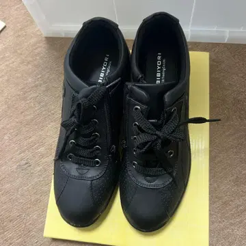 블랙 레이스업 스니커즈 23.5