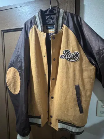 ROCAWEAR 로카웨어 뒷면 로고 바시티 자켓 엘보우 패치 2XL 상당