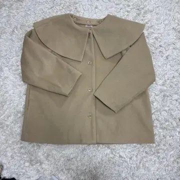 베이지 카라 부착 코트