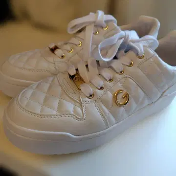 GBG 화이트 퀼팅 스니커즈