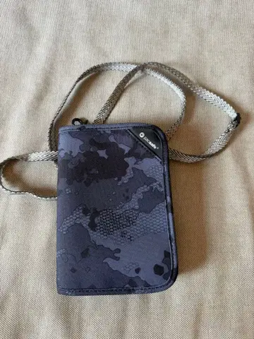 팩세이프 pacsafe 카모 패턴 여권 케이스