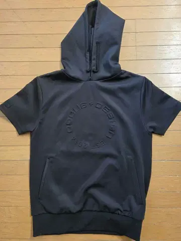 FOCUS+DESIGN 후드 부착 숏 슬리브 블랙