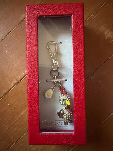 캐릭터 키링 빨간색과 금색