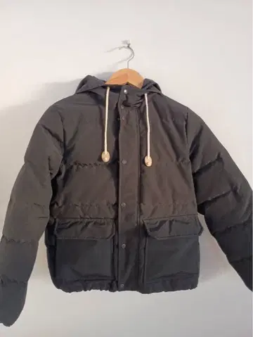 블랙 후드 부착 다운 자켓