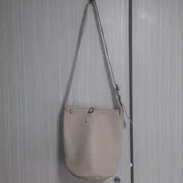 KOOS 코스 베이지 아이보리 주름 가죽 버킷 숄더백