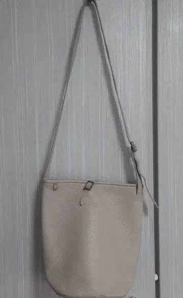 KOOS 코스 베이지 아이보리 주름 가죽 버킷 숄더백
