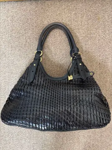 콜한 블랙 가죽 핸드백