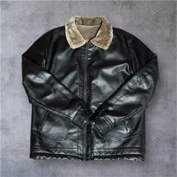 퍼 달린 블랙 가죽 자켓