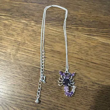 전갈 모양 보라색 스톤 목걸이