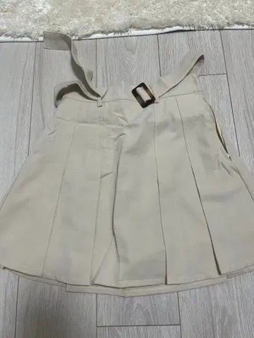 베이지 플리츠 스커트 버클 포함