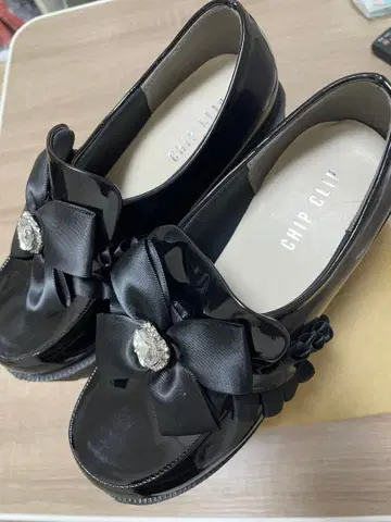 CHIP CLIP 리본 포함 통굽 블랙 로퍼