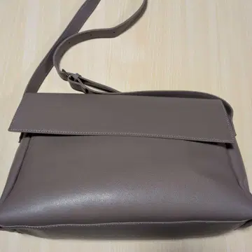브라운에 가까운 그레이 가죽 숄더백