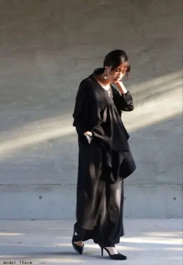 [미사용 새상품] 안티카 이소재 드레이프 디자인 롱 원피스