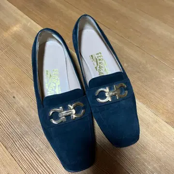 Ferragamo 네이비 로퍼 22.5cm