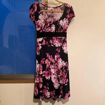 블랙과 핑크의 꽃무늬 스트레치 원피스