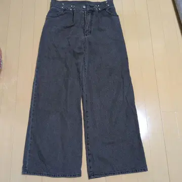 다크 그레이 와이드 레그 데님 하트형 페인트