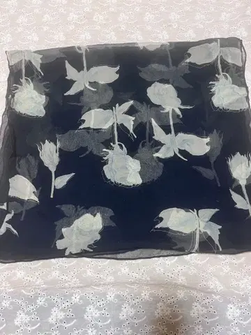 마가렛호웰 실크 스카프 네이비 꽃무늬 새상품급