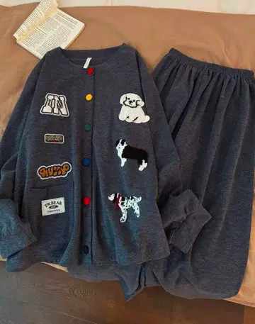 UNBEAR 개 자수가 놓인 다크 그레이 바지 세트