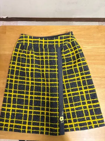 M'sGLACY 그레이와 옐로우 컬러의 체크 무늬 미디 스커트