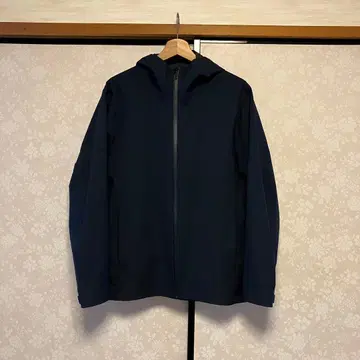 네이비 후드 부착 마운틴 후드티