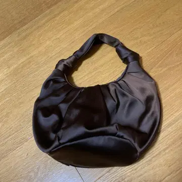 Mila Owen 브라운 새틴 핸드백