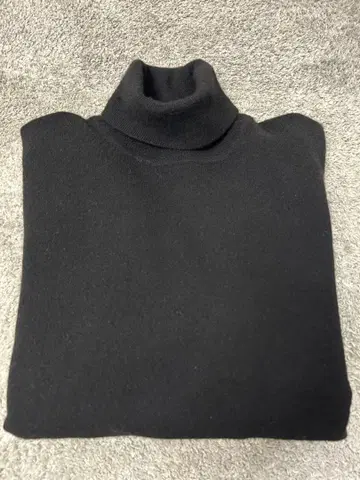 UNIQLO 블랙 터틀넥 스웨터 M 캐시미어