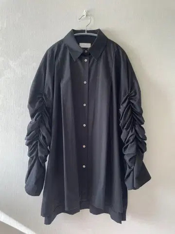루즈핏 블랙 셔츠 개더 소매