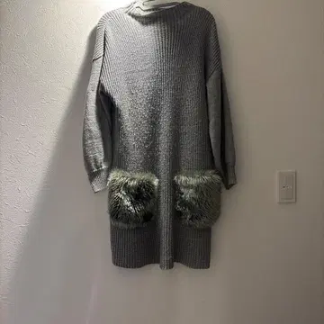 그레이 니트 스웨터 퍼 포함 포켓