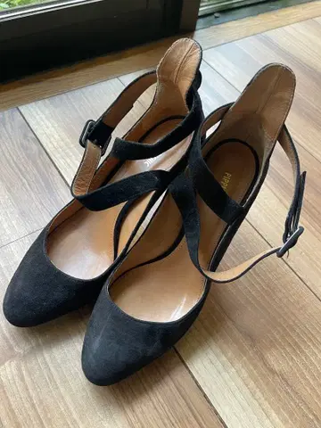 블랙 스웨이드 하이힐 펌프스