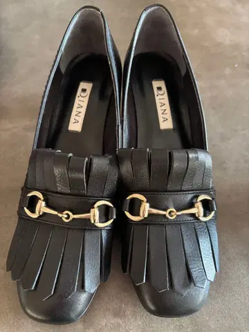 [새상품급] D.I.A.N.A. 블랙 가죽 프린지 펌프스