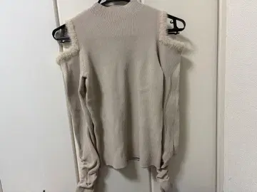 dazzlin 다즐린 오픈 에코 퍼 슬리브 니트탑 (베이지