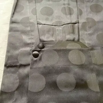 블랙 도트 무늬 겉옷, 표면 발수 처리로 비옷 겸용 가능