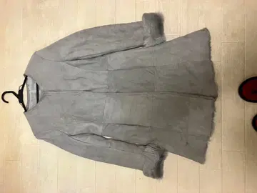 그레이 무스탕 무릎 기장 코트