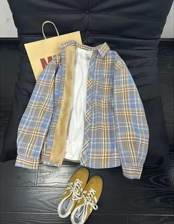 플리스 안감의 파랑색과 브라운색 체크 무늬 긴팔 셔츠