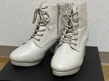 부츠 2점 묶음 판매 화이트 레이스업 부츠 M 블랙 가죽 부츠 M