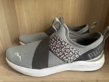 PUMA 그레이 레오파드 스니커즈