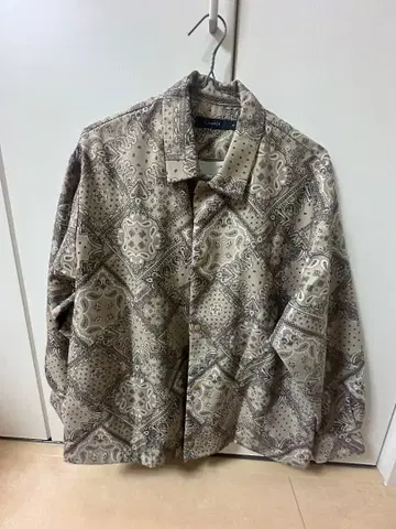 반다나 패턴 긴팔 셔츠 베이지 계열