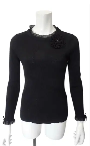 2025AW 슈퍼뷰티 코사지 부착 프릴 디자인 스웨터 44