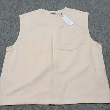 베이직 앤드 악센트 슬리브리스 베이지 상의