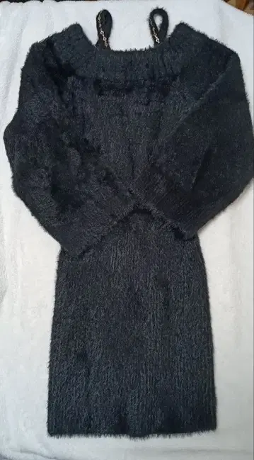 립 서비스 블랙 오프숄더 니트 원피스