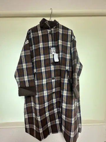 브라운 계열 체크 무늬 롱 코트