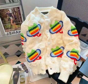 컬러풀한 모자 자수가 특징인 니트 가디건