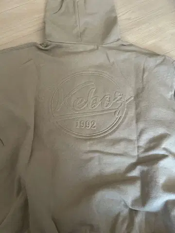 KEBOZ 엠보싱 BB 로고 맨투맨 모카