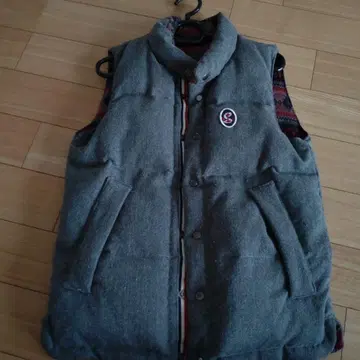 맨즈 멜로즈 그레이 다운 베스트 자수 로고 포함