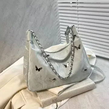 나비 장식이 있는 라이트 그레이 숄더백
