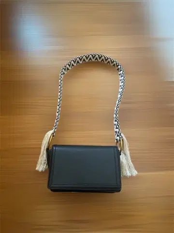 Mila Owen 태슬 포함 블랙 숄더백