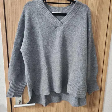 DoCLASSE 그레이 V넥 긴팔 니트
