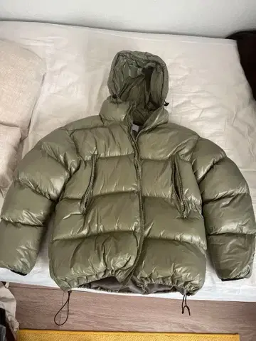 올리브 그린 후드 부착 다운 자켓
